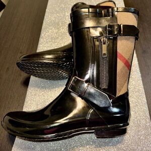 Women’s Burberry Black and Tan Rain Boots